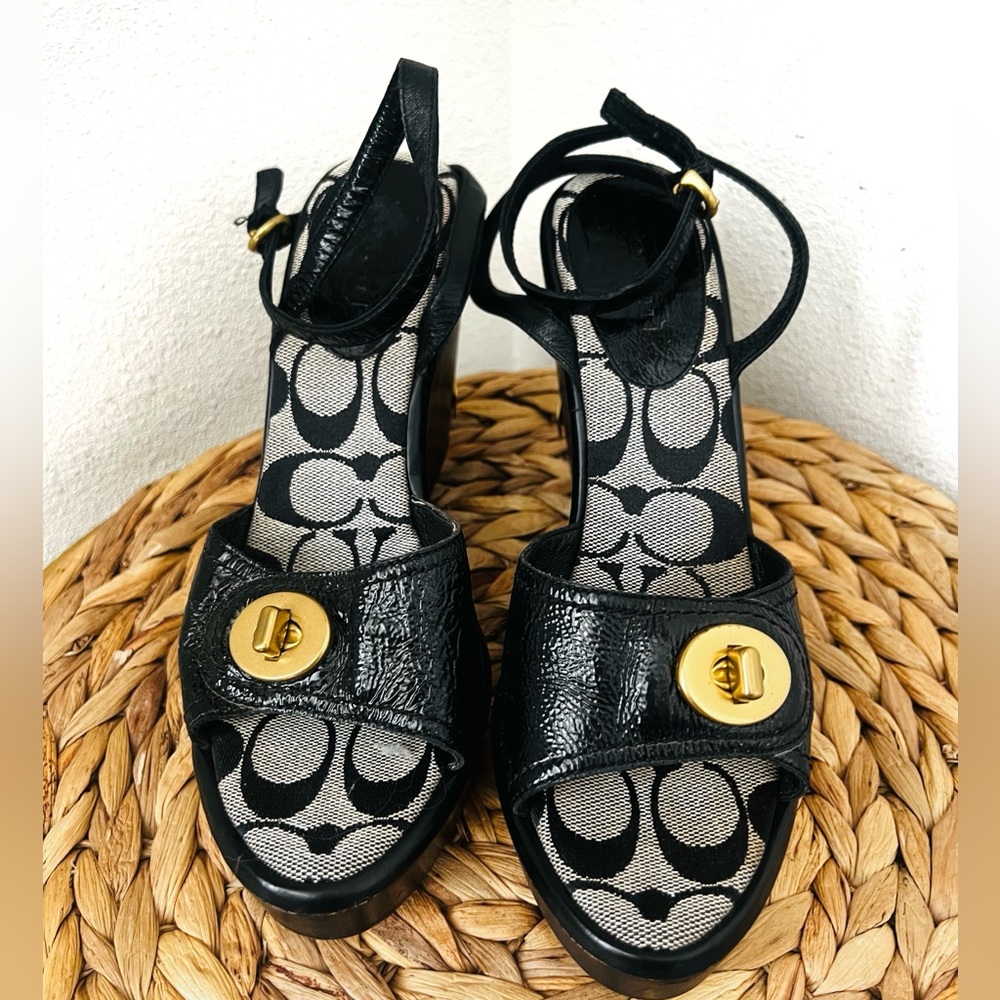 COACH sandal LOGO MAE SOFT PATENT WEDGE black shiny turnlock peep toe detail